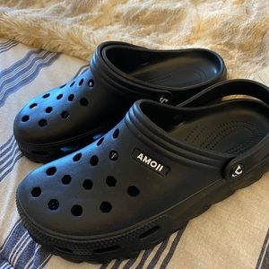 Mens Garden Crocs/Clogs NWOT AMOJII never worn size 10